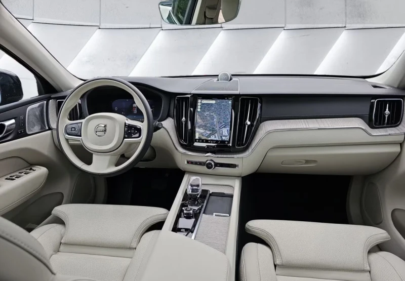 Volvo XC60 ULTRA/350HP/MASSAGE/PANO/B&W/360/MEMO/HUD/LED/394g, снимка 6 - Автомобили и джипове - 51907118