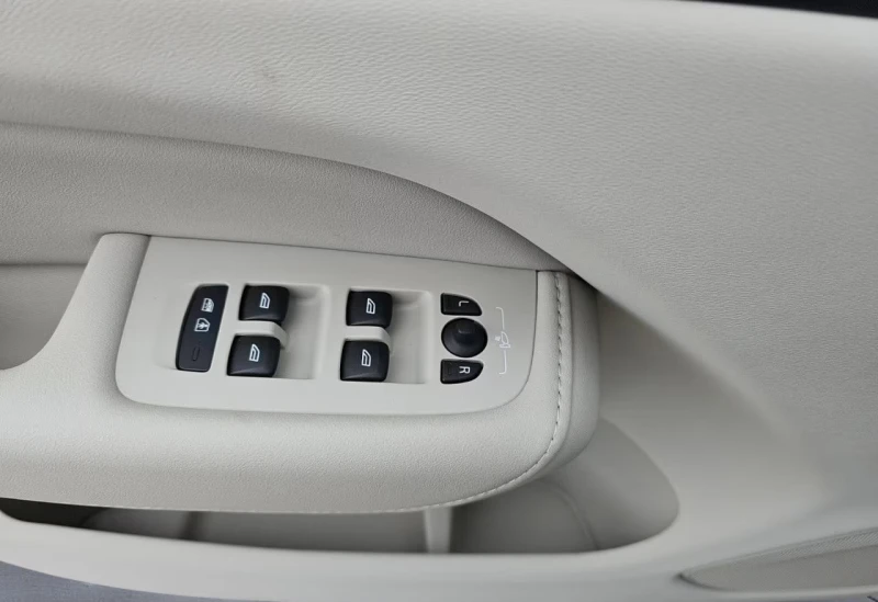 Volvo XC60 ULTRA/350HP/MASSAGE/PANO/B&W/360/MEMO/HUD/LED/394g, снимка 11 - Автомобили и джипове - 51907118