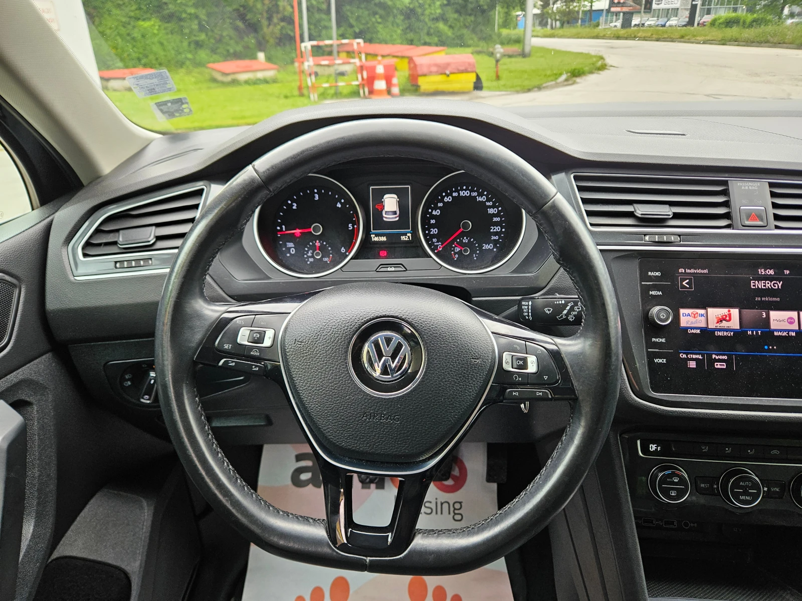 VW Tiguan 1.6, 116k.с., R-Line!, снимка 13 - Автомобили и джипове - 54586364