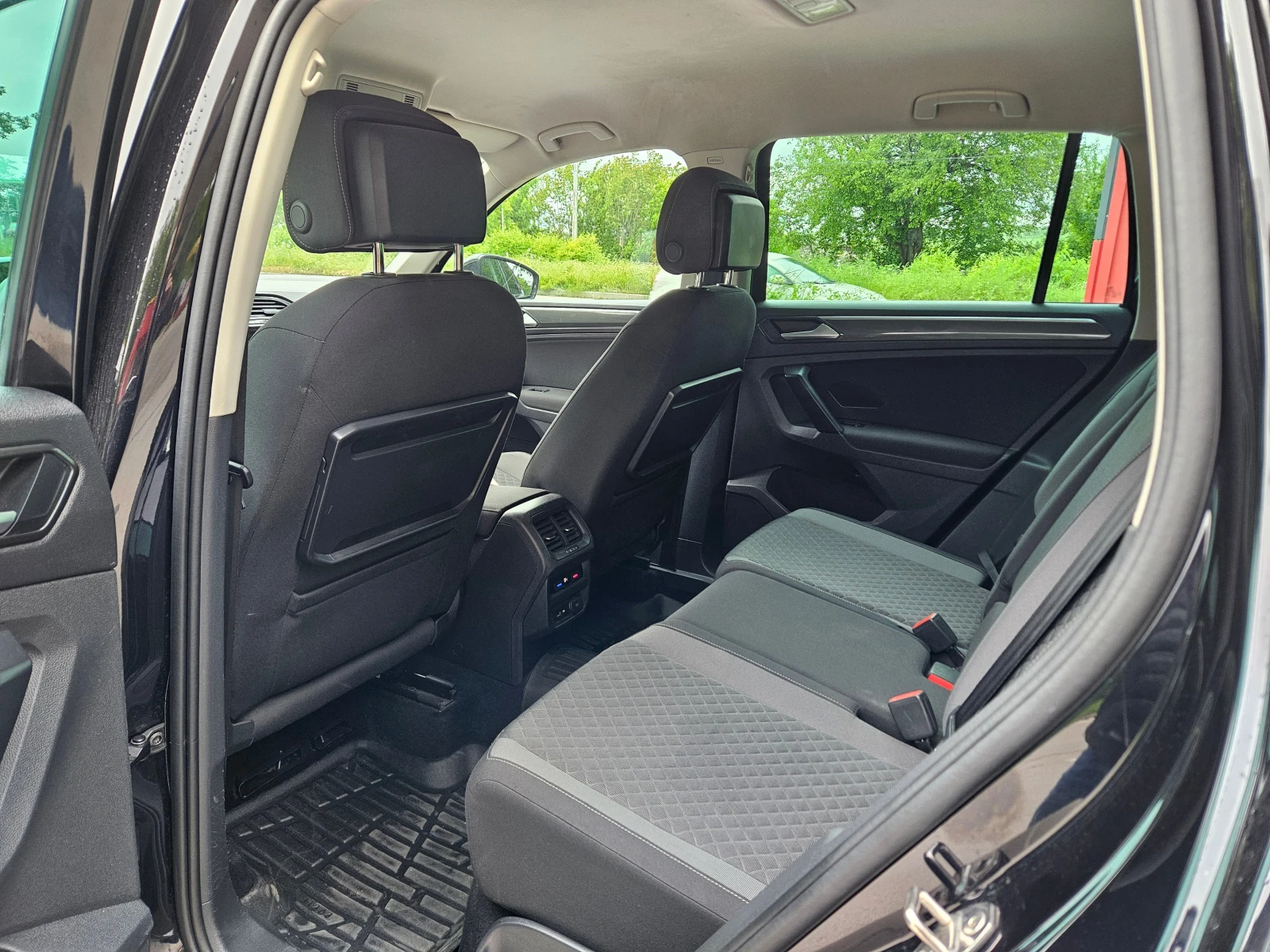 VW Tiguan 1.6, 116k.с., R-Line!, снимка 9 - Автомобили и джипове - 54586364