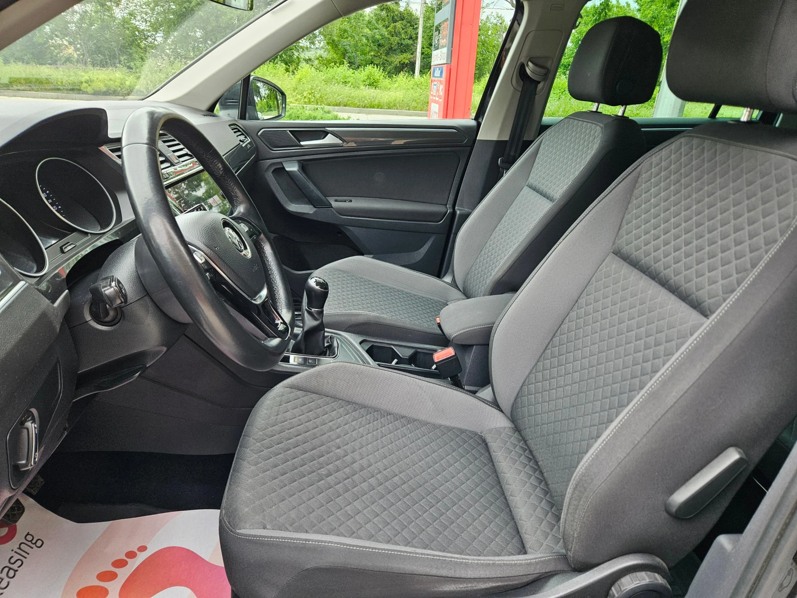 VW Tiguan 1.6, 116k.с., R-Line!, снимка 11 - Автомобили и джипове - 54586364