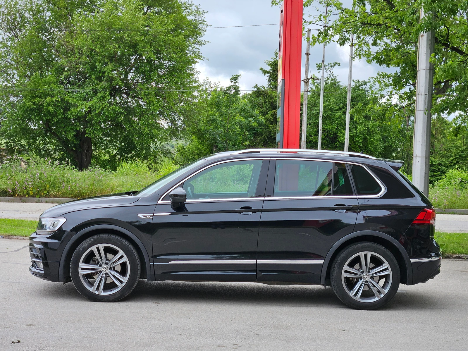 VW Tiguan 1.6, 116k.с., R-Line!, снимка 8 - Автомобили и джипове - 54586364