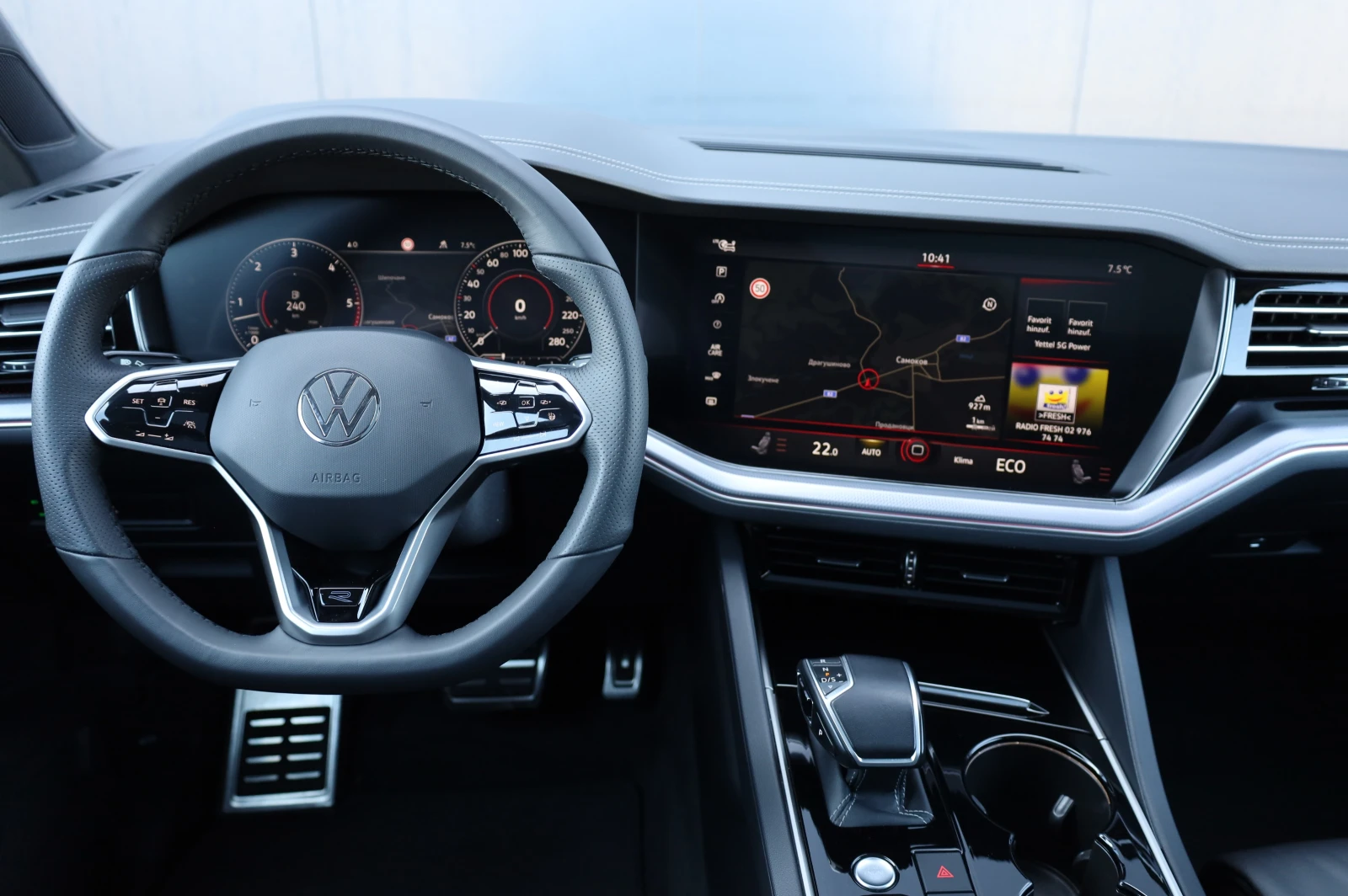 VW Touareg * FACELIFT* R-LINE* IQ HD MATRIX LIGHTS* PANO* 360, снимка 10 - Автомобили и джипове - 54955056