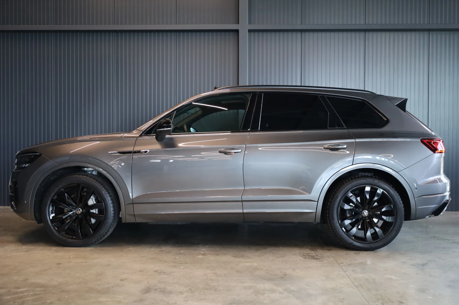 VW Touareg * FACELIFT* R-LINE* IQ HD MATRIX LIGHTS* PANO* 360, снимка 4 - Автомобили и джипове - 54955056