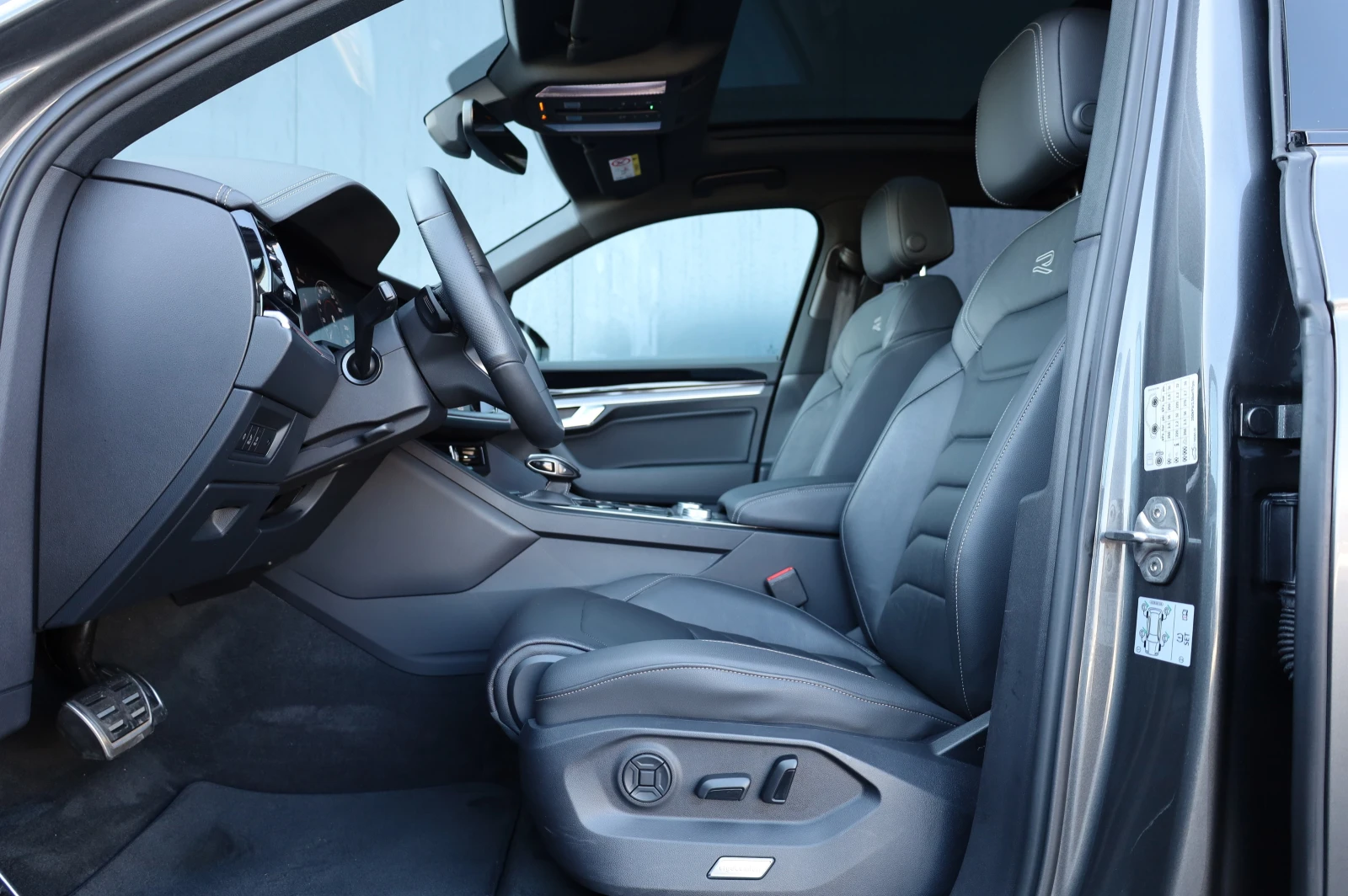 VW Touareg * FACELIFT* R-LINE* IQ HD MATRIX LIGHTS* PANO* 360, снимка 11 - Автомобили и джипове - 54955056