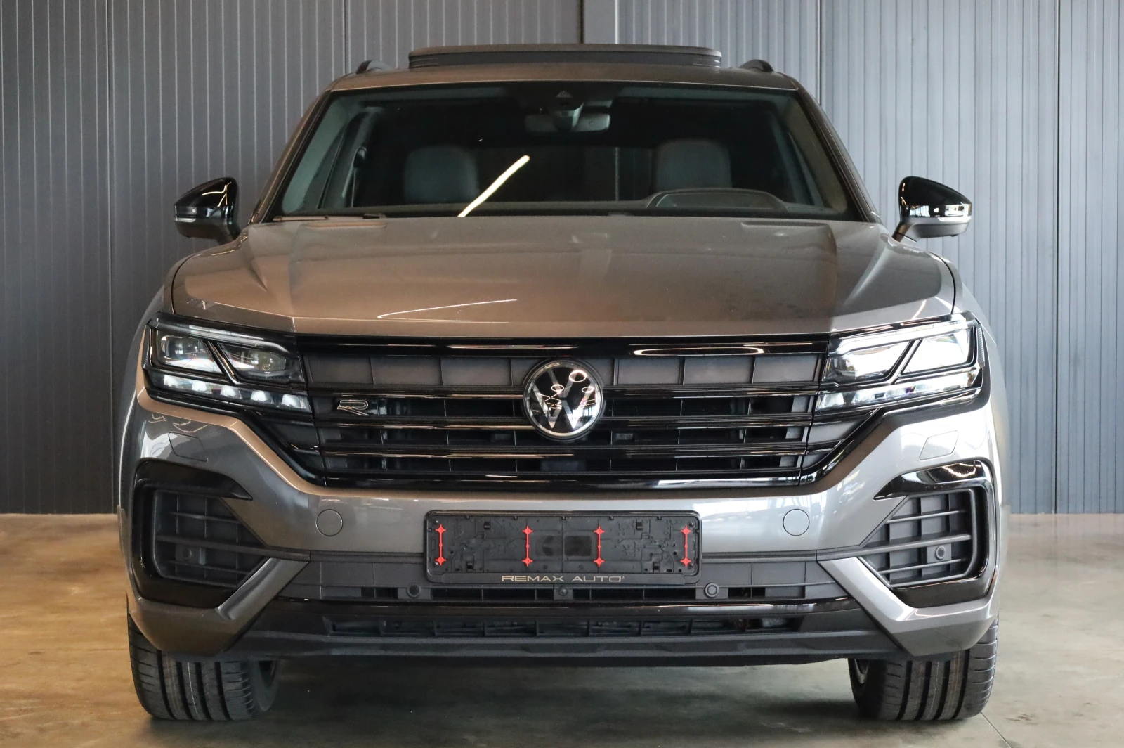 VW Touareg * FACELIFT* R-LINE* IQ HD MATRIX LIGHTS* PANO* 360, снимка 2 - Автомобили и джипове - 54955056