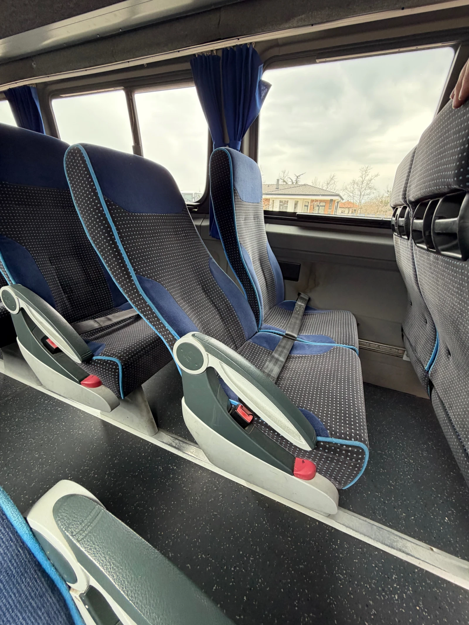 VW Crafter 2.5tdi АВТОМАТИЧНА ВРАТА , 2-КЛИМАТИК, снимка 10 - Бусове и автобуси - 53924456