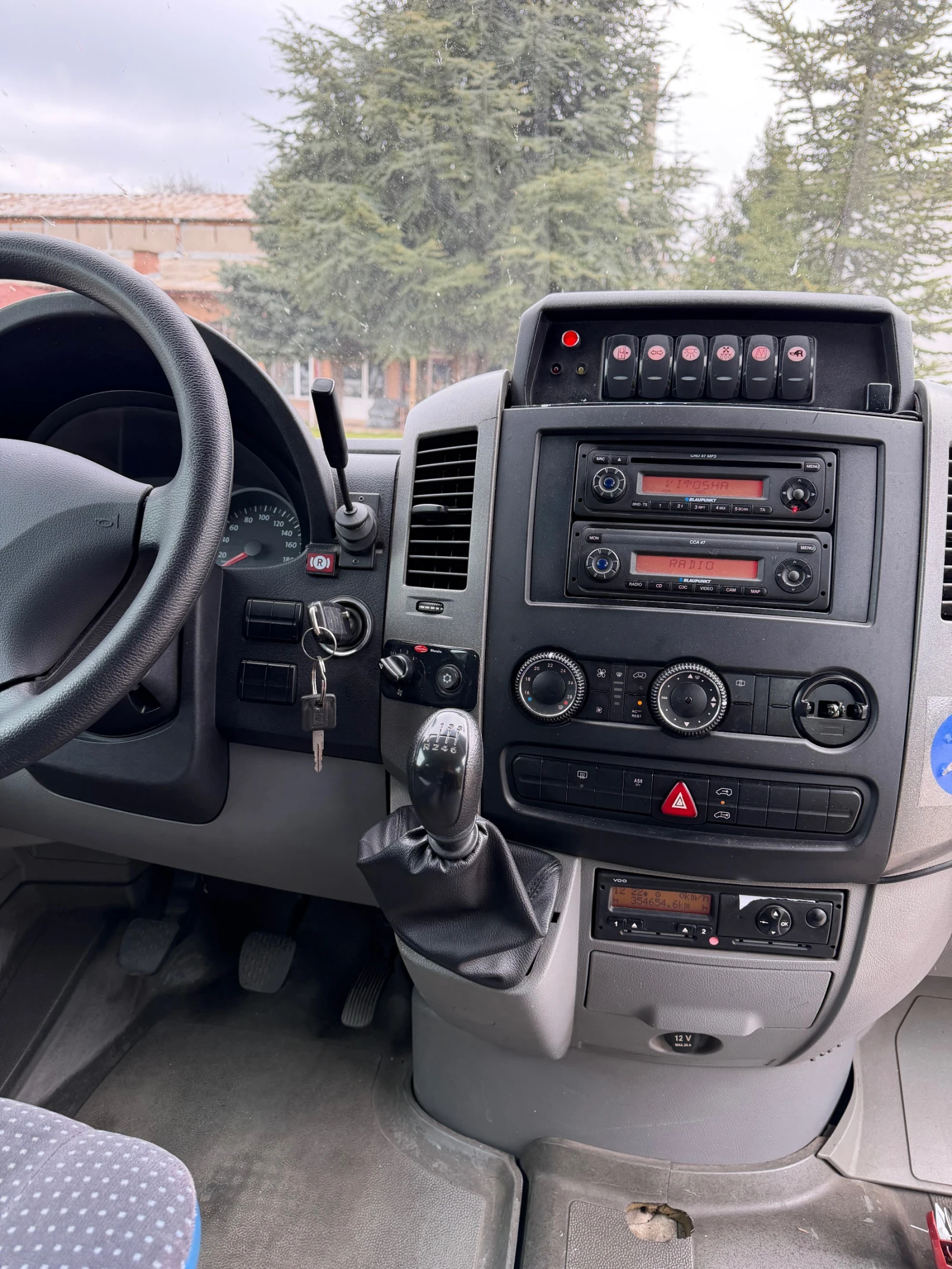 VW Crafter 2.5tdi АВТОМАТИЧНА ВРАТА , 2-КЛИМАТИК, снимка 6 - Бусове и автобуси - 53924456
