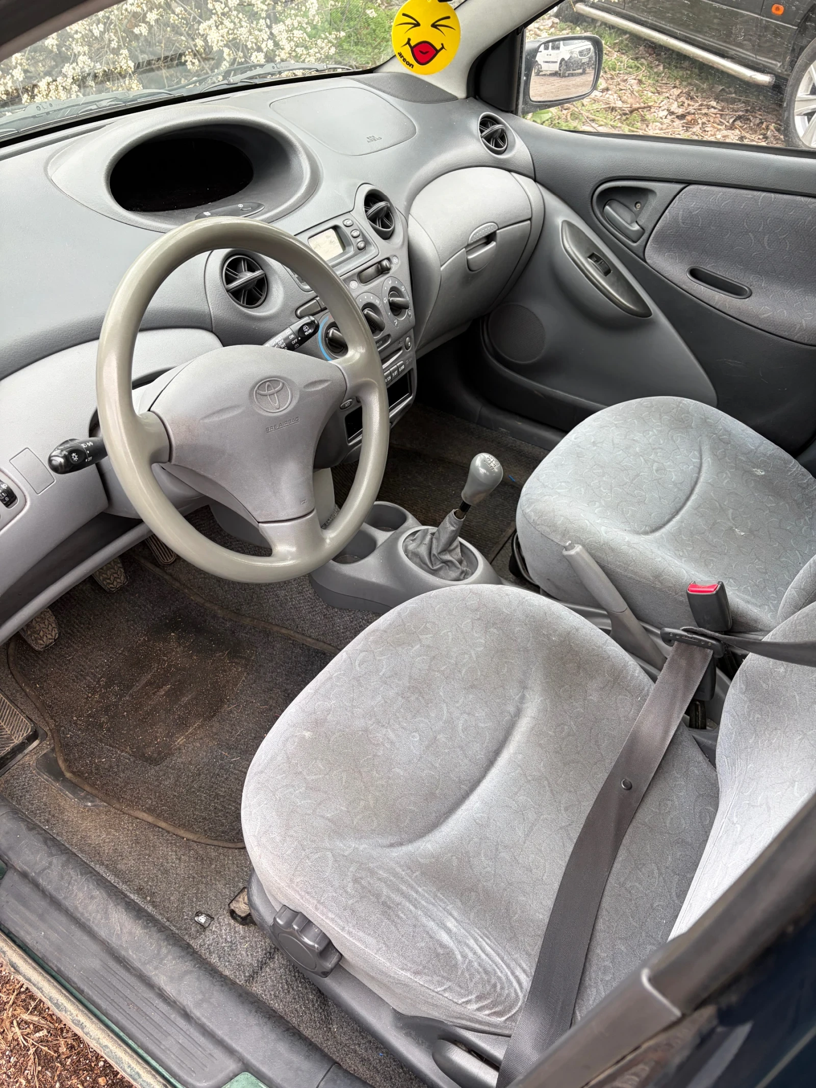 Toyota Yaris 1.0i ТОП ЦЕНИ, снимка 2 - Автомобили и джипове - 54103532