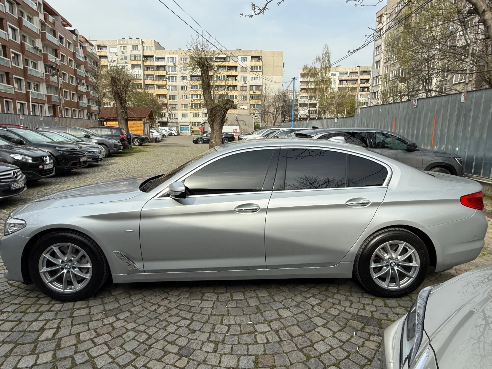 BMW 530 XD/доста интересни екстри/обслужена/за ценители!, снимка 4 - Автомобили и джипове - 54210954