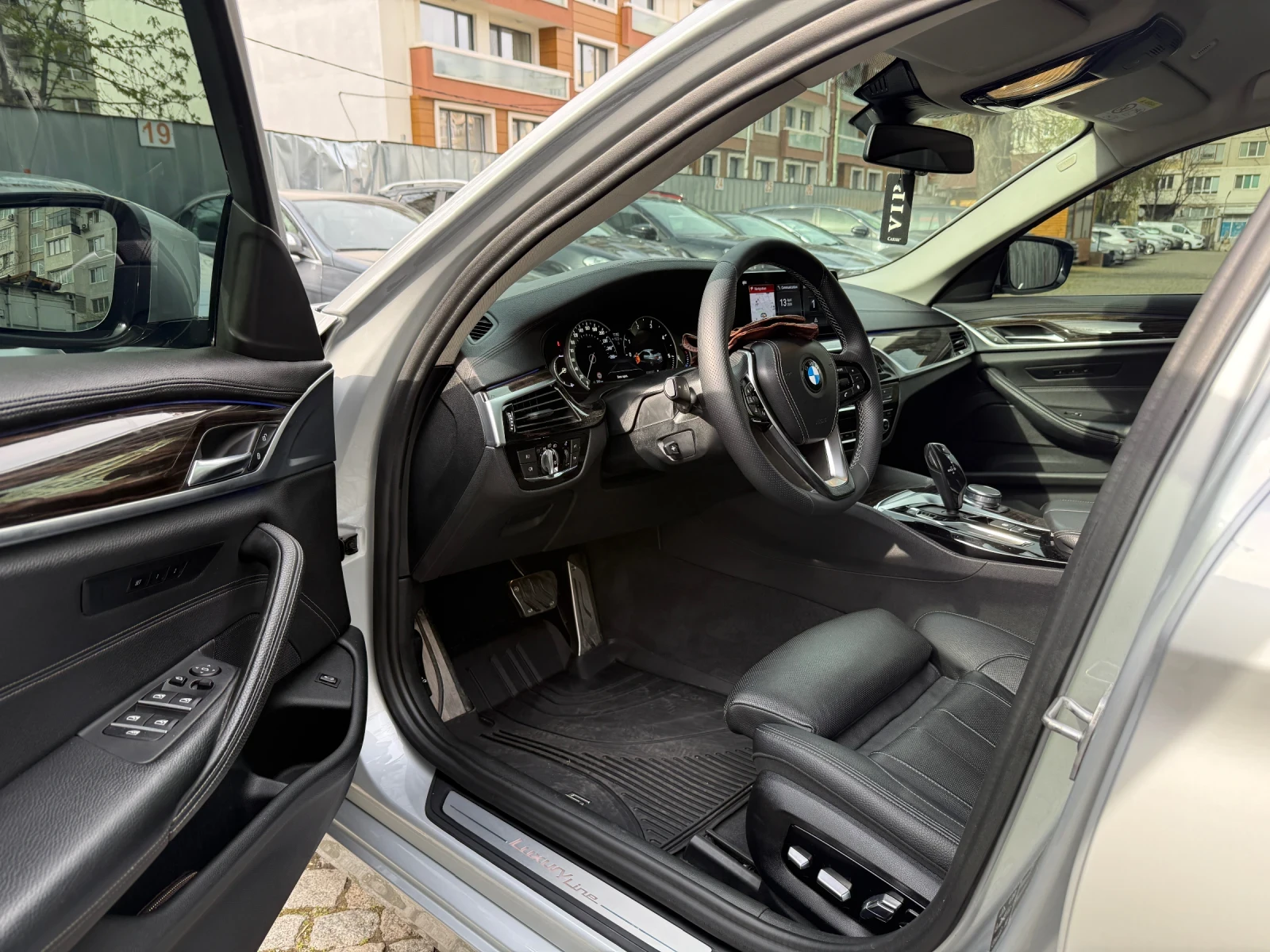 BMW 530 XD/доста интересни екстри/обслужена/за ценители!, снимка 10 - Автомобили и джипове - 54210954