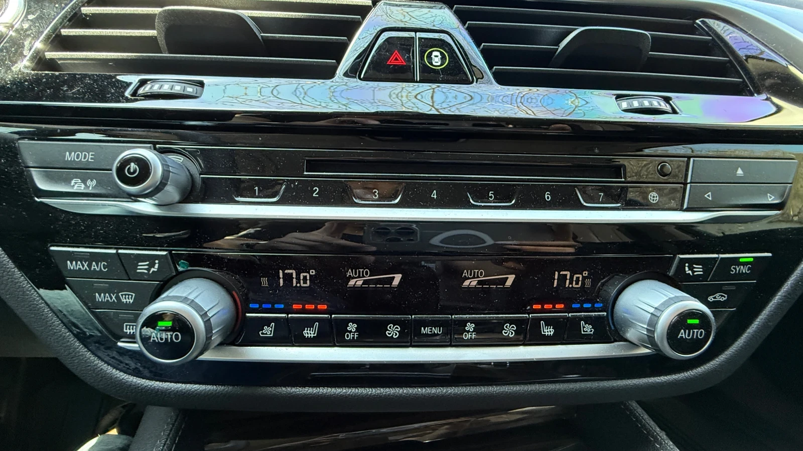 BMW 530 XD/доста интересни екстри/обслужена/за ценители!, снимка 11 - Автомобили и джипове - 54210954