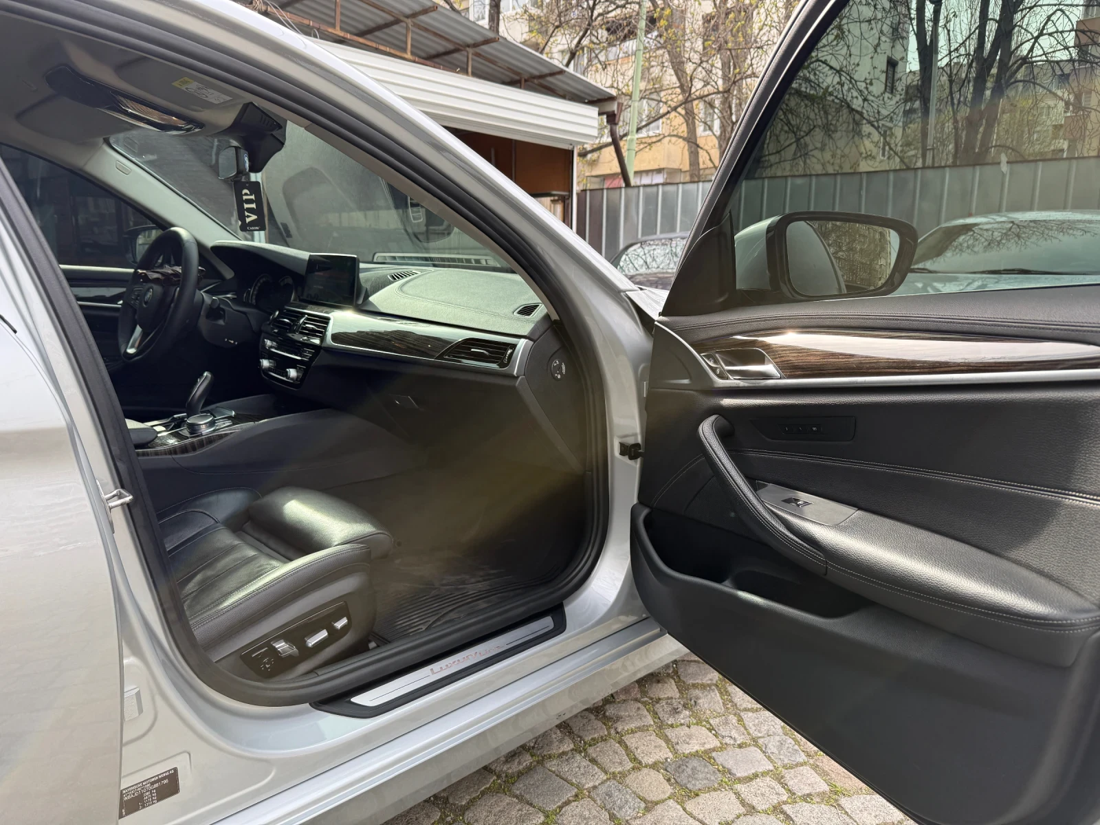 BMW 530 XD/доста интересни екстри/обслужена/за ценители!, снимка 15 - Автомобили и джипове - 54210954