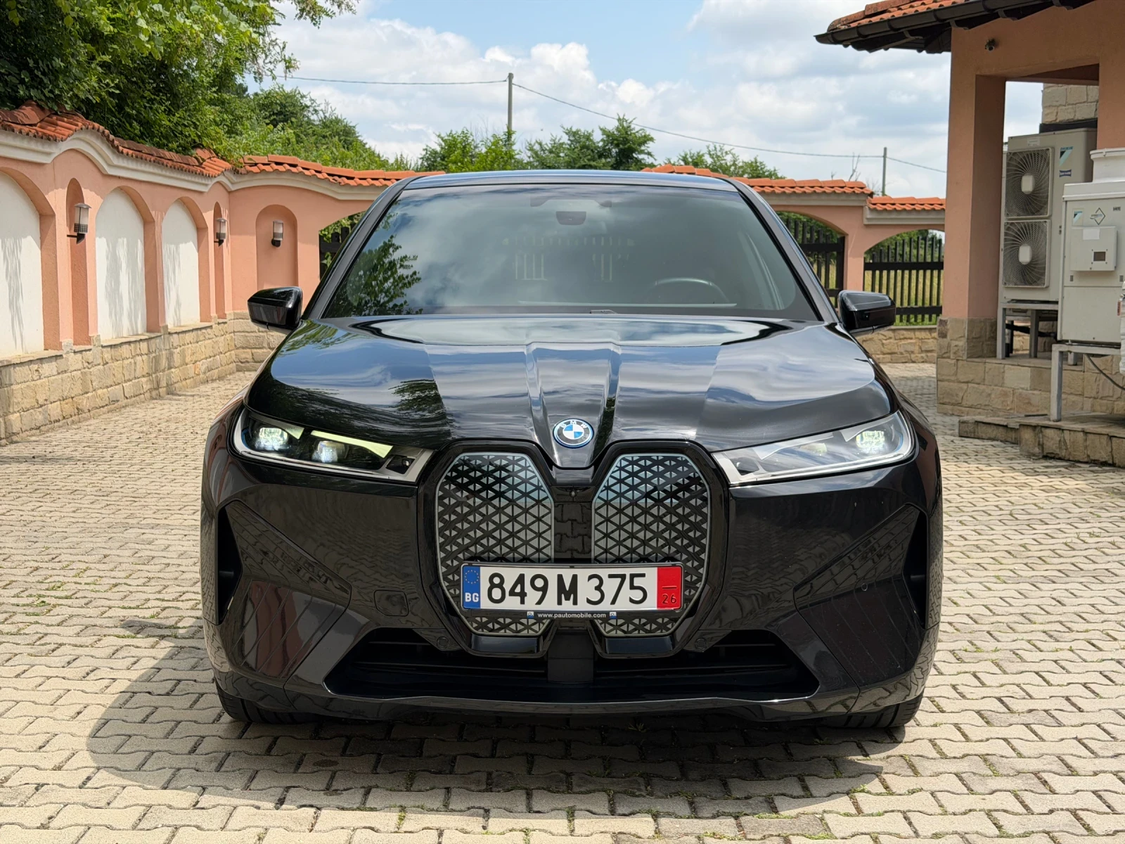 BMW iX 40/Swarovski/Вакуум/Обдухване/Масаж/IconicSound/22, снимка 2 - Автомобили и джипове - 54797525