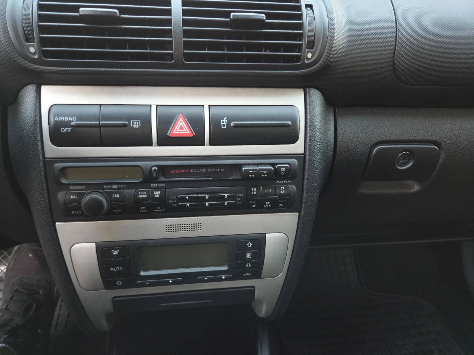 Seat Leon 1.6 FACELIFT , снимка 6 - Автомобили и джипове - 55847658