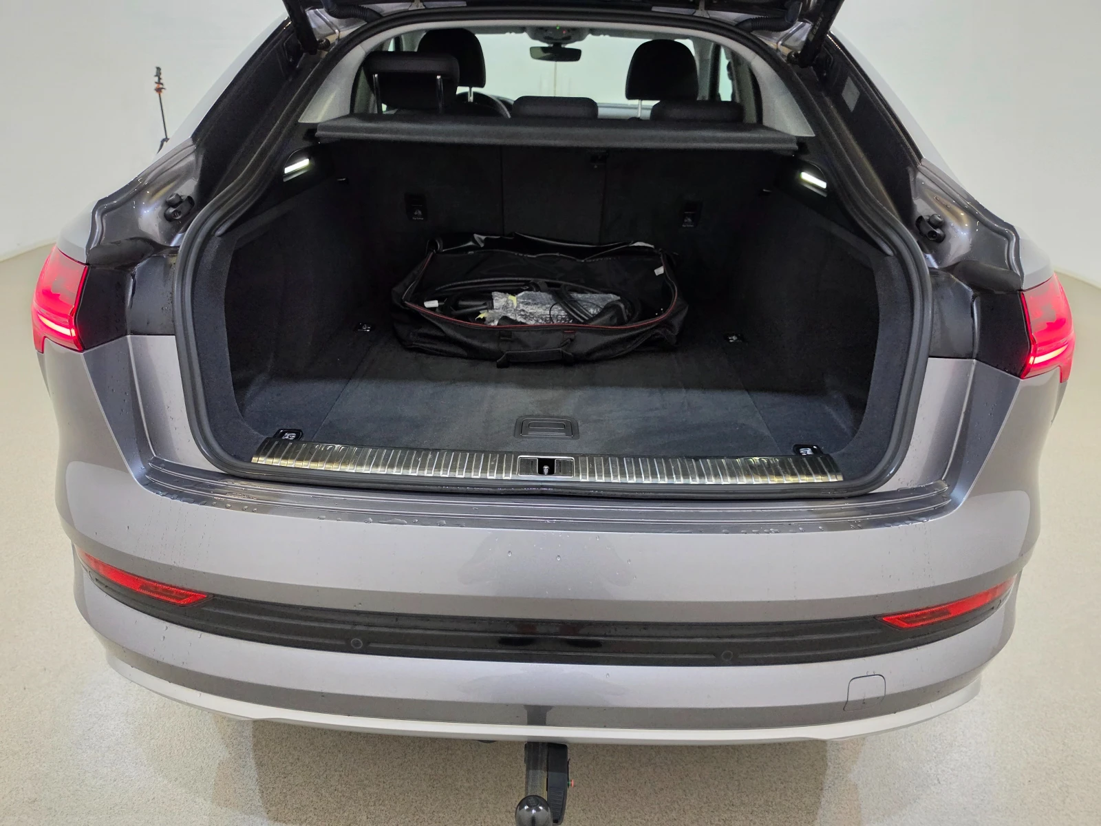 Audi E-Tron 55 Sportback Quattro LED-Matrix Navi-Pro 89% SoH, снимка 13 - Автомобили и джипове - 56323331