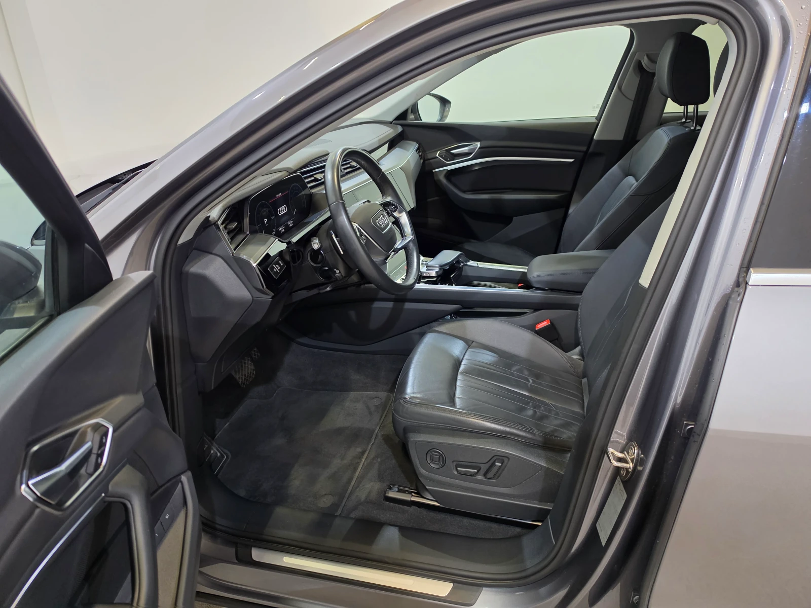 Audi E-Tron 55 Sportback Quattro LED-Matrix Navi-Pro 89% SoH, снимка 5 - Автомобили и джипове - 56323331