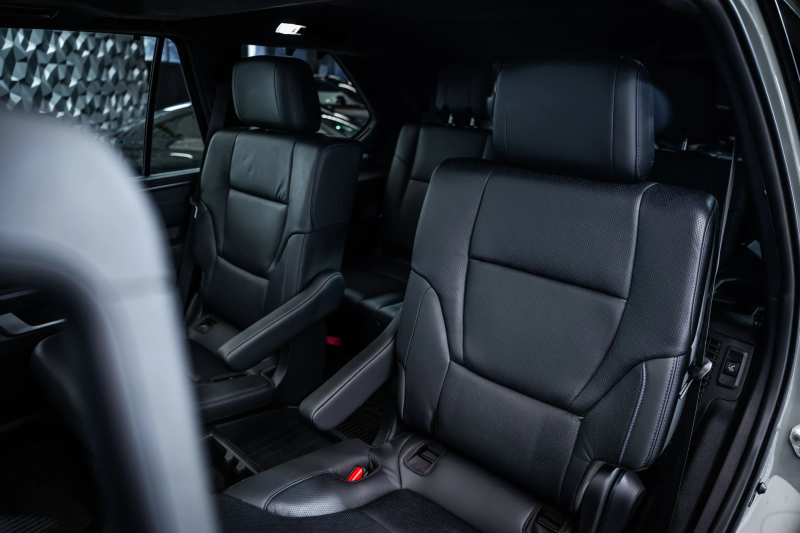 Toyota Sequoia Platinum 3.5 i-ForceMAX AWD Hybrid 360 Pano KeyGO, снимка 17 - Автомобили и джипове - 55831309