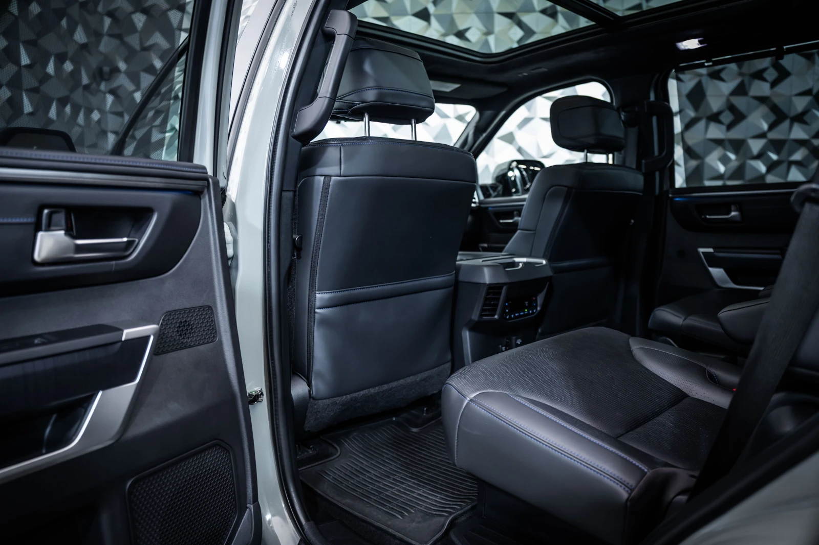 Toyota Sequoia Platinum 3.5 i-ForceMAX AWD Hybrid 360 Pano KeyGO, снимка 14 - Автомобили и джипове - 55831309