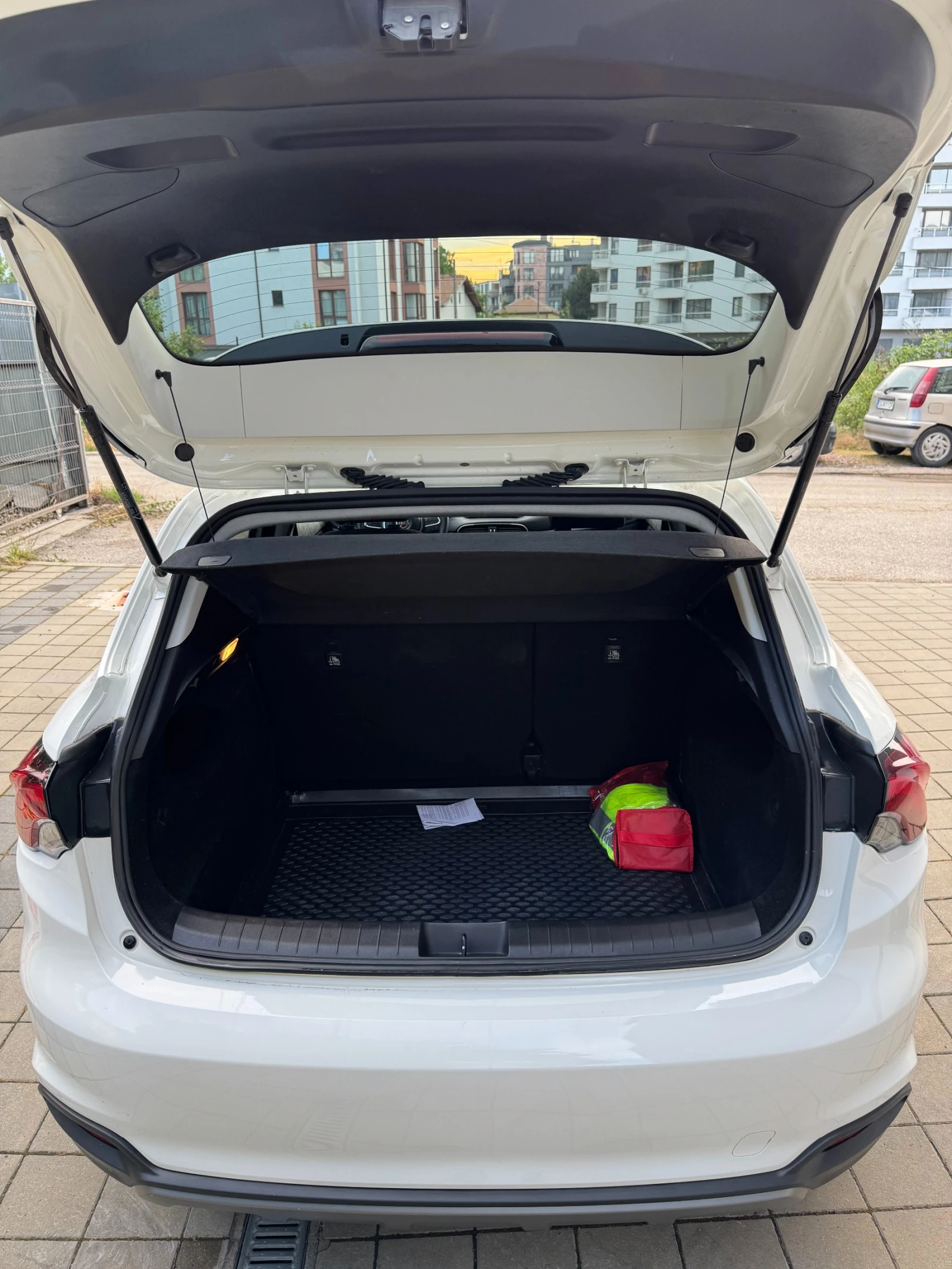 Fiat Tipo Cross, снимка 16 - Автомобили и джипове - 55107194