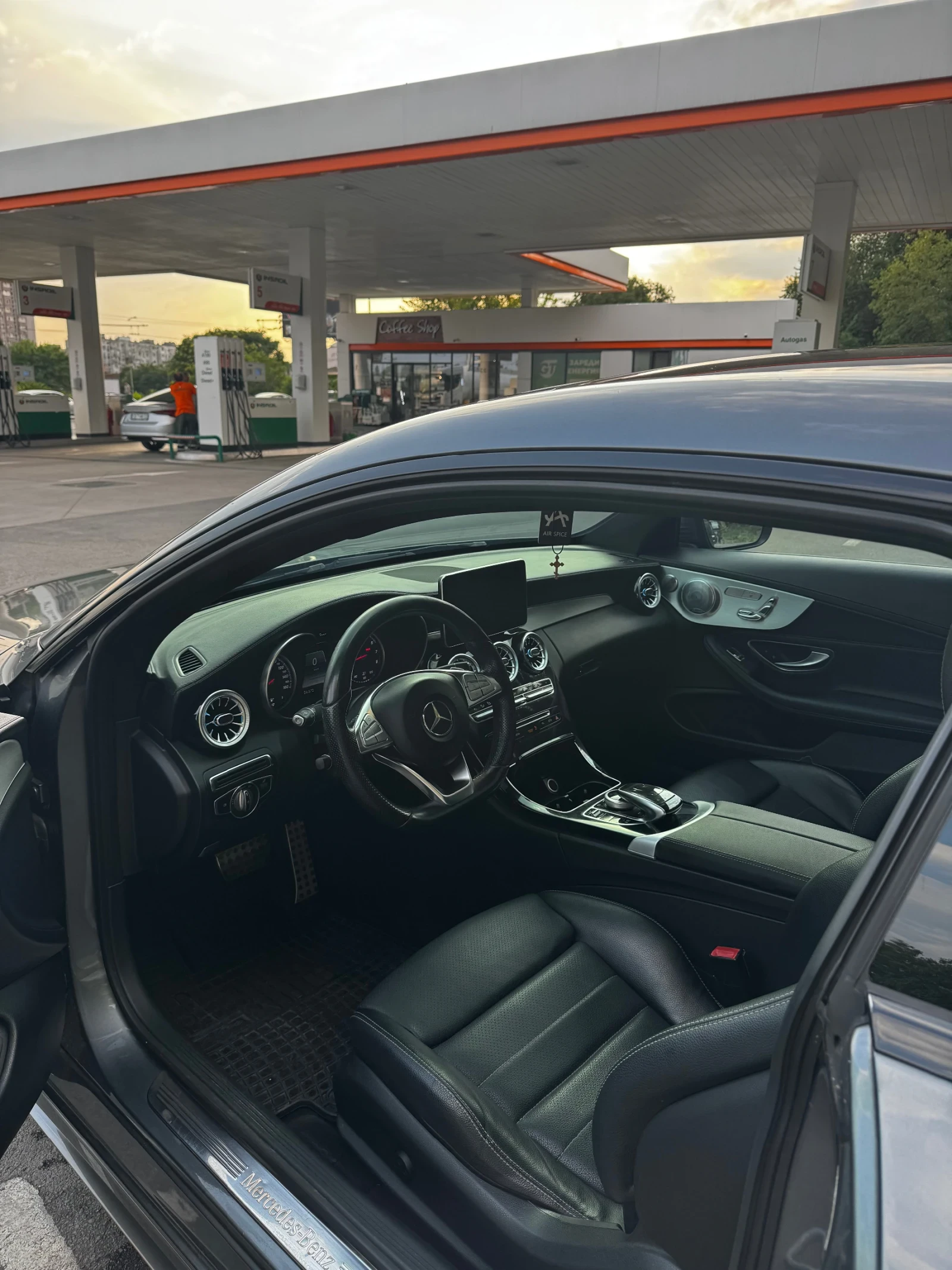 Mercedes-Benz C 300, снимка 10 - Автомобили и джипове - 55354548