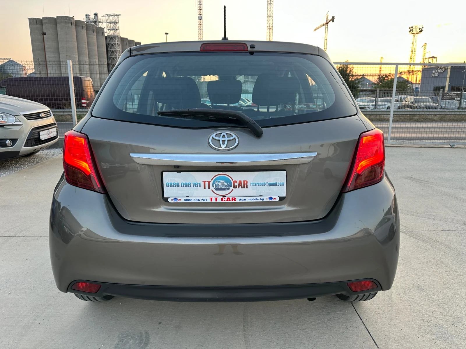 Toyota Yaris 1.0i Камера! Клима!Отлично състояние!, снимка 5 - Автомобили и джипове - 55566077