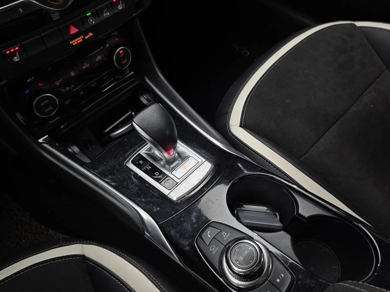 Infiniti Q30 2.0 Automatic, снимка 13 - Автомобили и джипове - 55597584