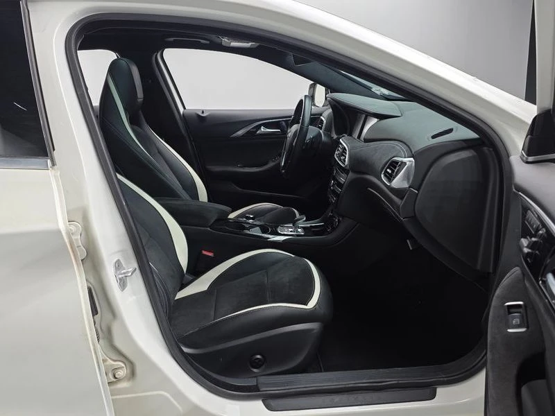 Infiniti Q30 2.0 Automatic, снимка 8 - Автомобили и джипове - 55597584