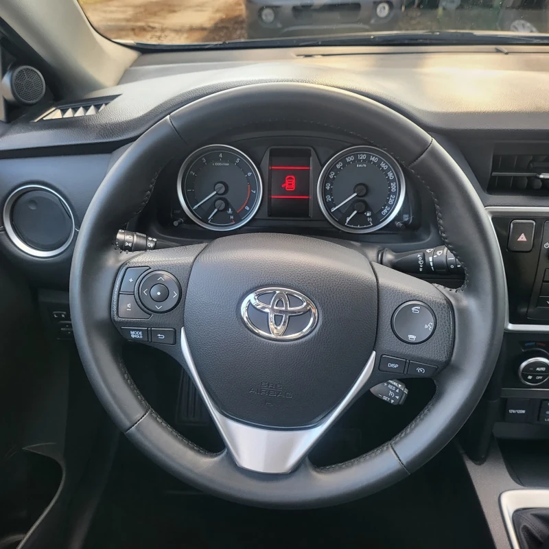 Toyota Auris 1.6i 132k.c 98х.км/NAVI/CAMERA/FULL/ - Като Нова !, снимка 8 - Автомобили и джипове - 44897614