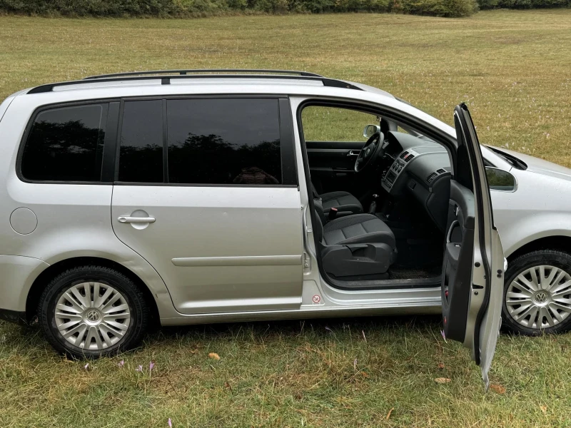 VW Touran, снимка 10 - Автомобили и джипове - 47398104