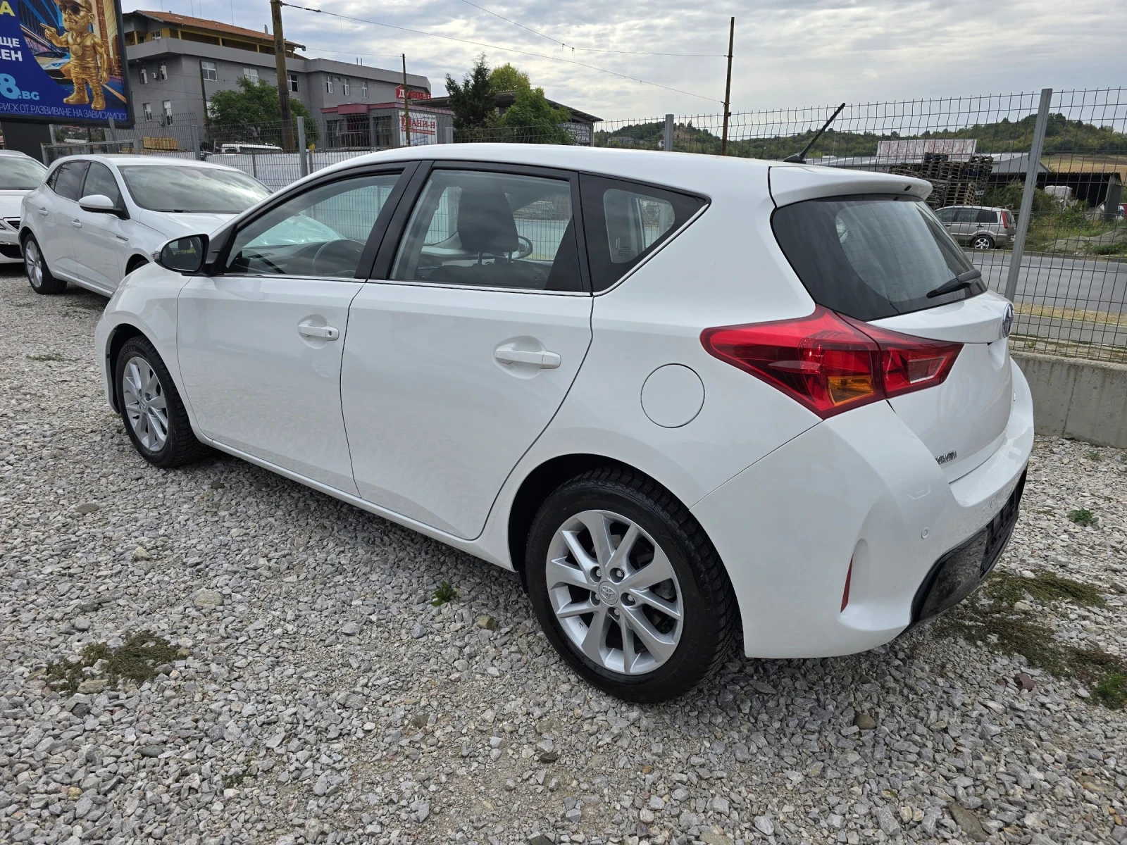 Toyota Auris 1.4 D4D 90kc EURO 5B - изображение 3