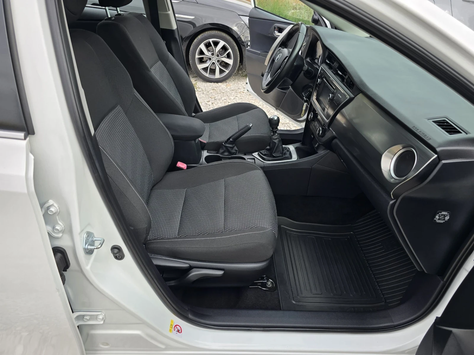 Toyota Auris 1.4 D4D 90kc EURO 5B - изображение 10