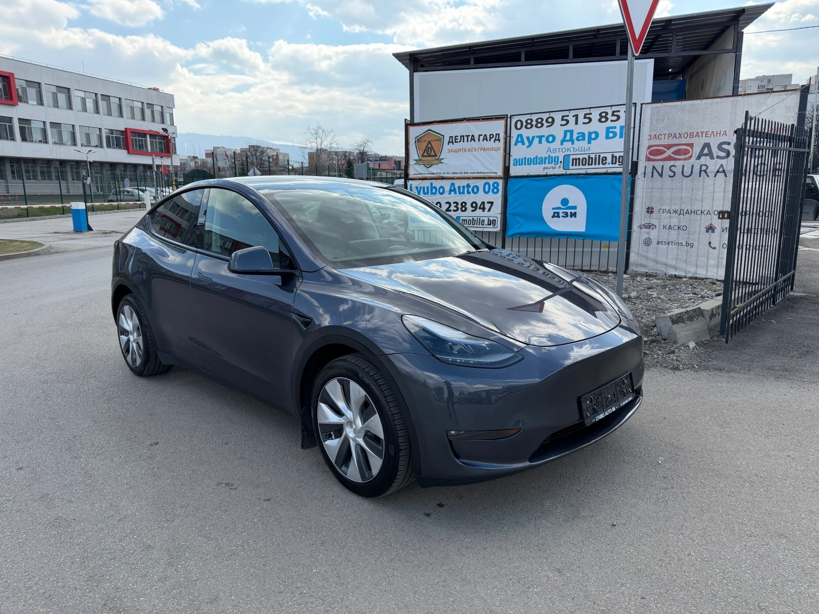 Tesla Model Y Long Range / 4x4 / 20 000 км, снимка 2 - Автомобили и джипове - 53978837