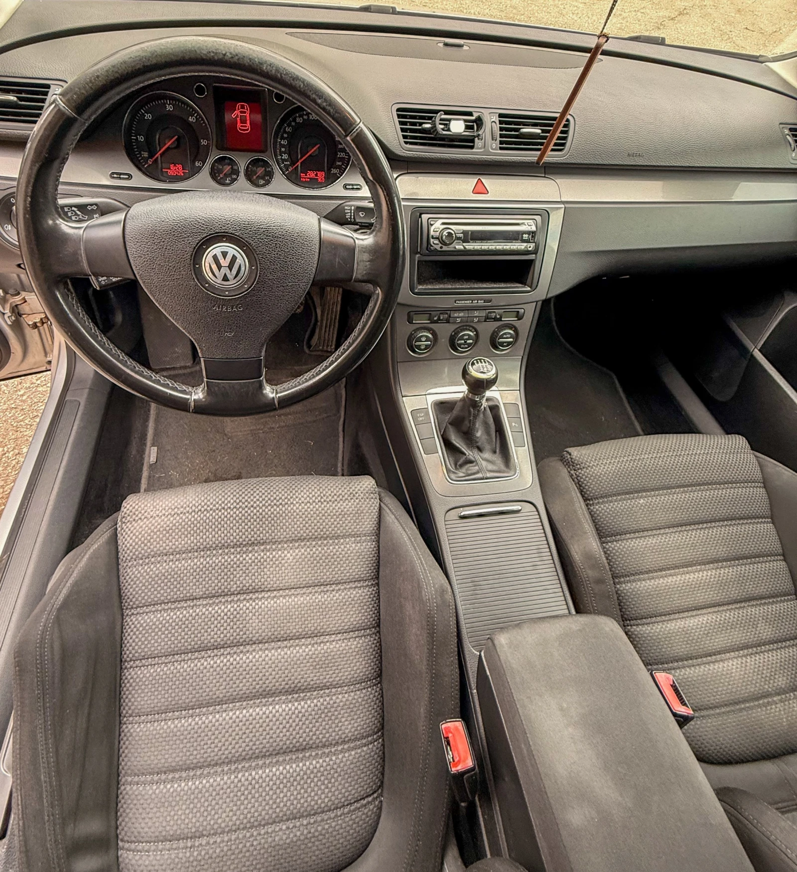 VW Passat 1.9 TDI, 105 кс, снимка 7 - Автомобили и джипове - 54212336