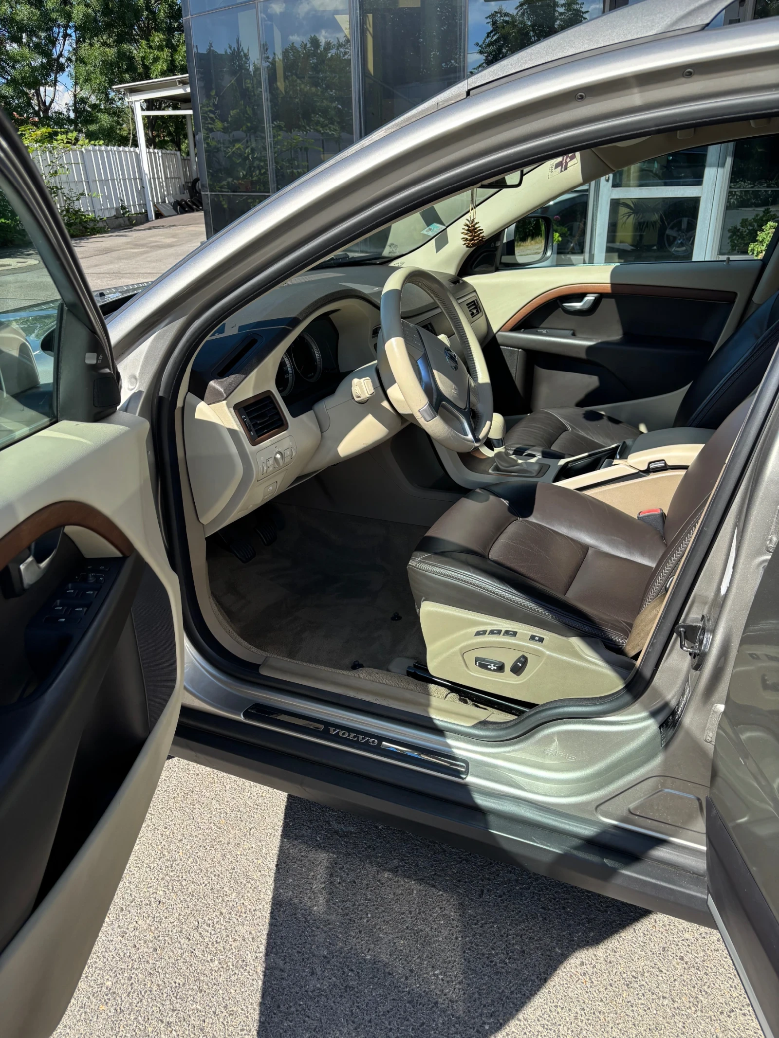 Volvo Xc70 D5, снимка 4 - Автомобили и джипове - 55308274