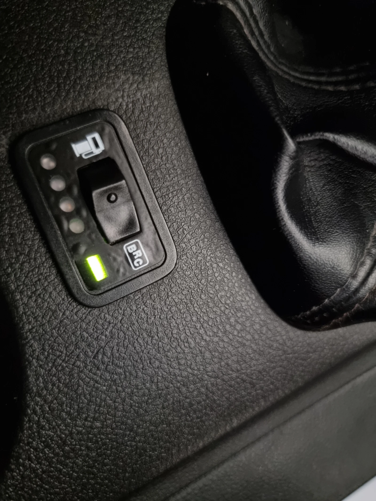 Mitsubishi Outlander 2.0i* ГАЗ-БЕНЗИН* 4Х4* , снимка 17 - Автомобили и джипове - 54081221