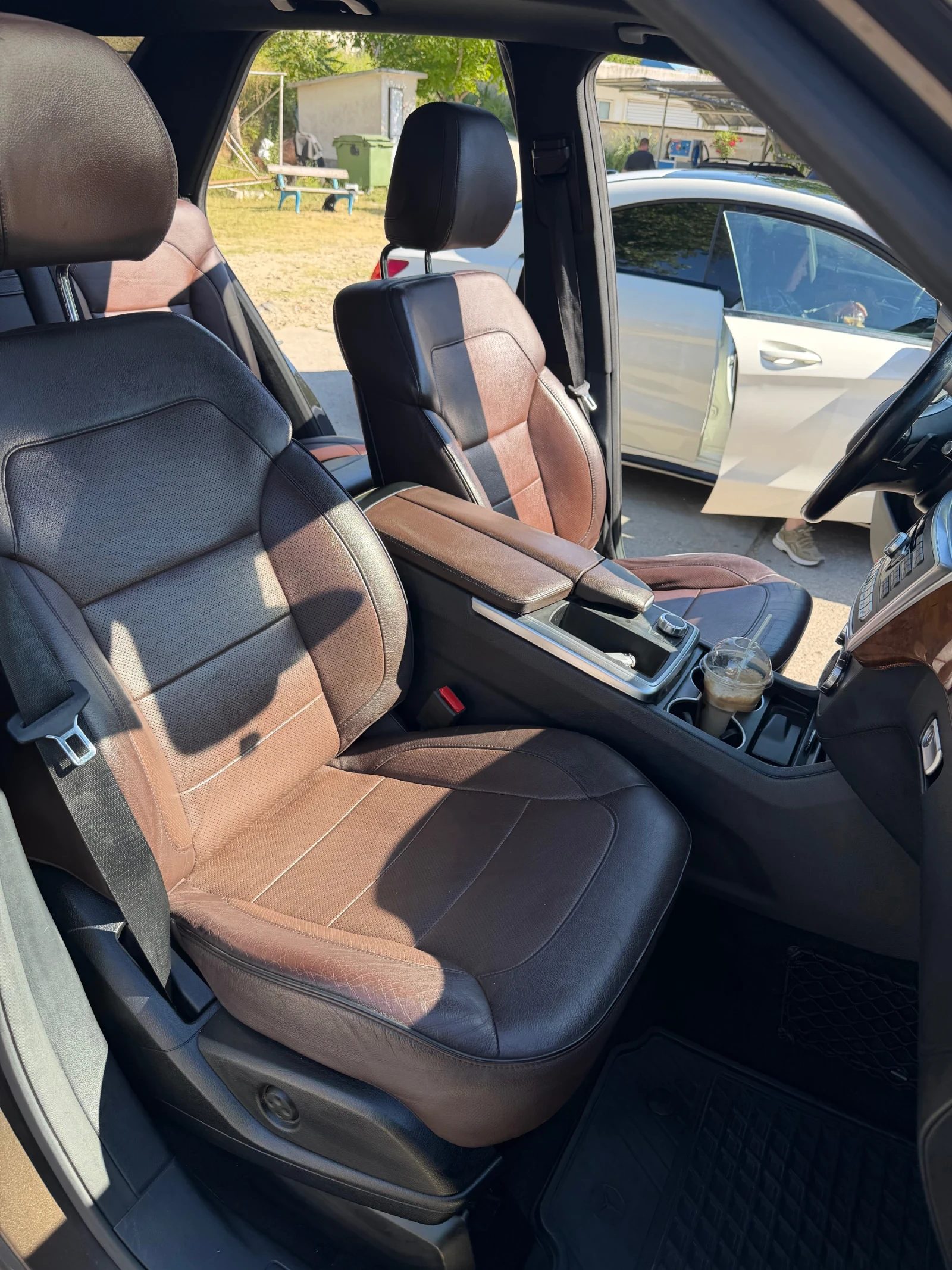 Mercedes-Benz ML 350 AMG / 4MATIC / DISTRONIC / ОБДУХВАНЕ / ПАНОРАМА / , снимка 12 - Автомобили и джипове - 54908675