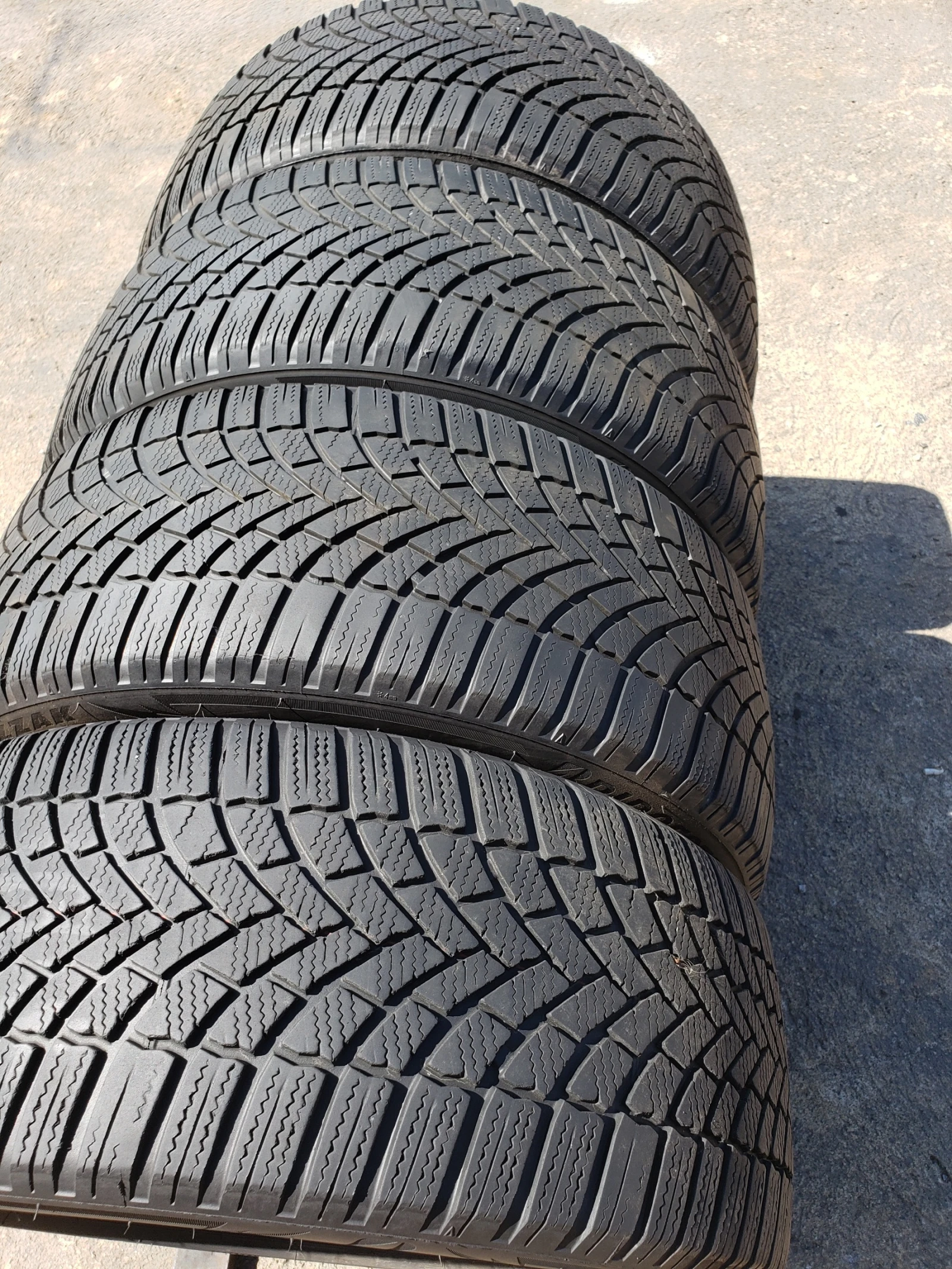 Гуми Зимни 225/45R17, снимка 3 - Гуми и джанти - 56006863