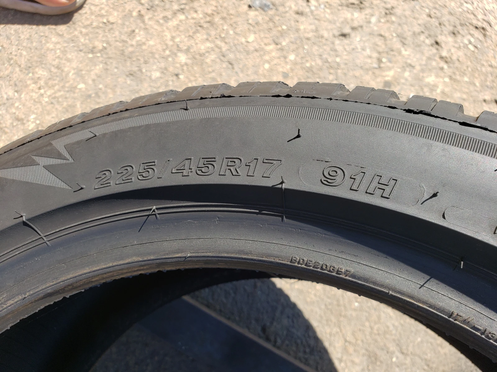 Гуми Зимни 225/45R17, снимка 6 - Гуми и джанти - 56006863