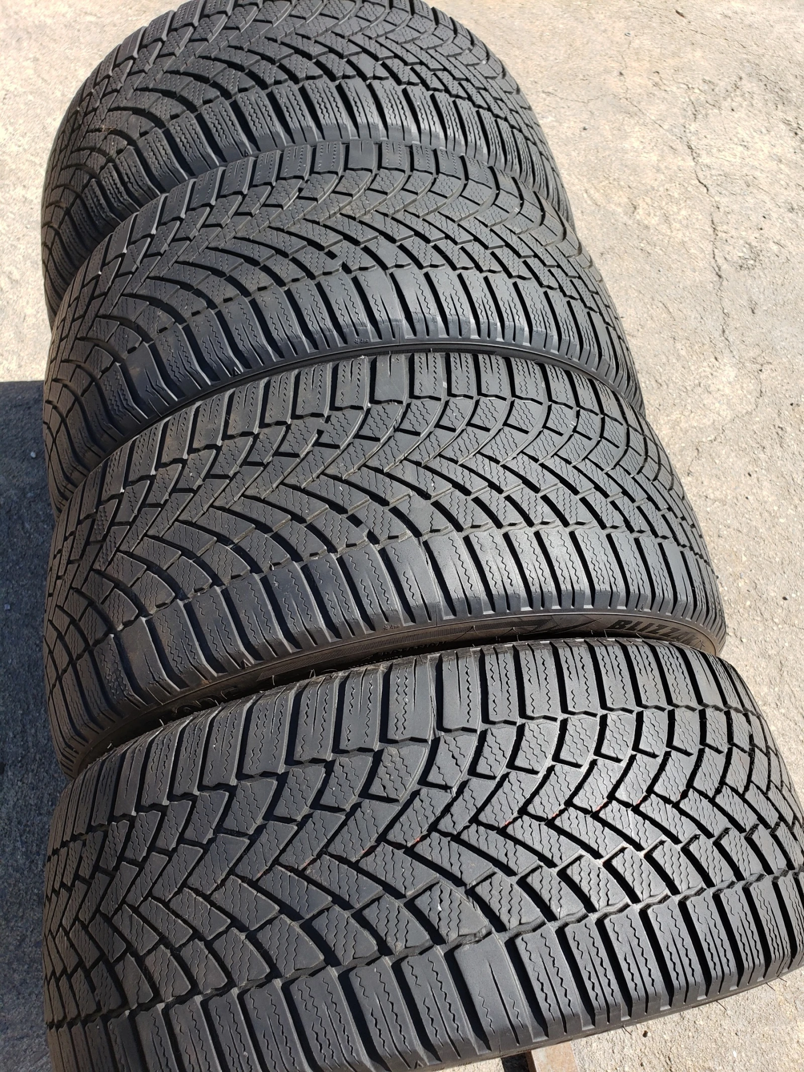 Гуми Зимни 225/45R17, снимка 4 - Гуми и джанти - 56006863