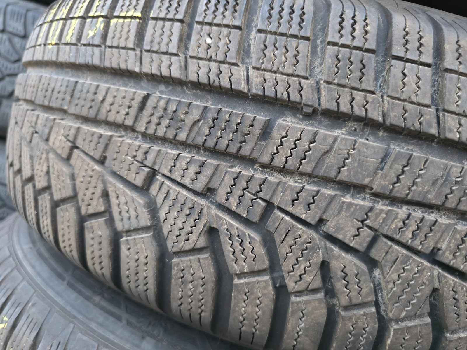 Гуми Зимни 215/70R16, снимка 3 - Гуми и джанти - 56724577