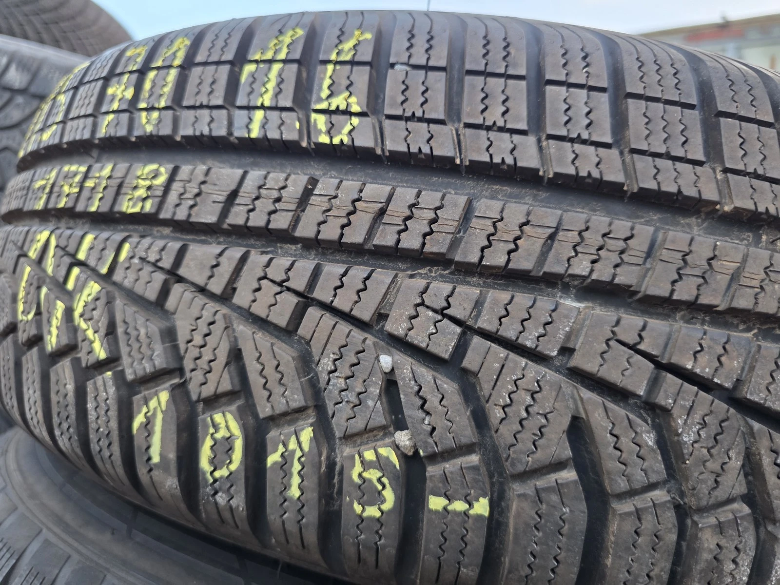 Гуми Зимни 215/70R16