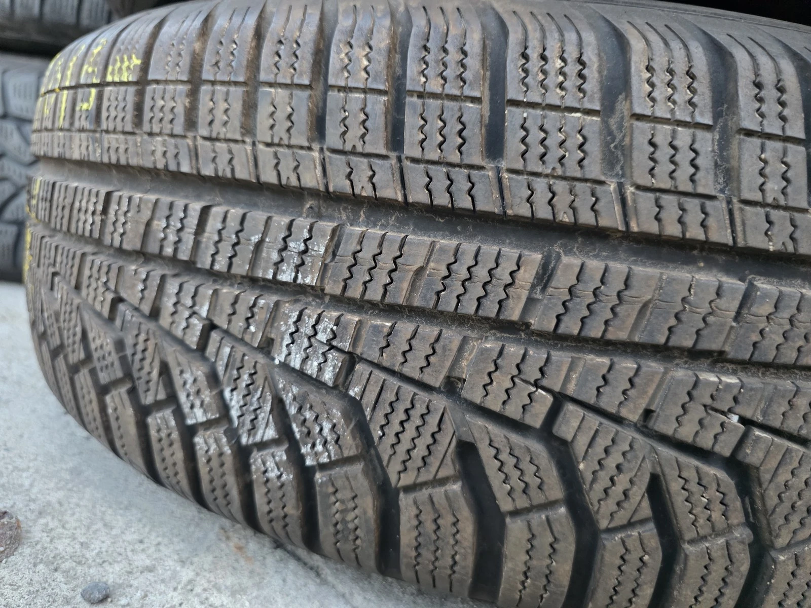 Гуми Зимни 215/70R16, снимка 4 - Гуми и джанти - 56724577