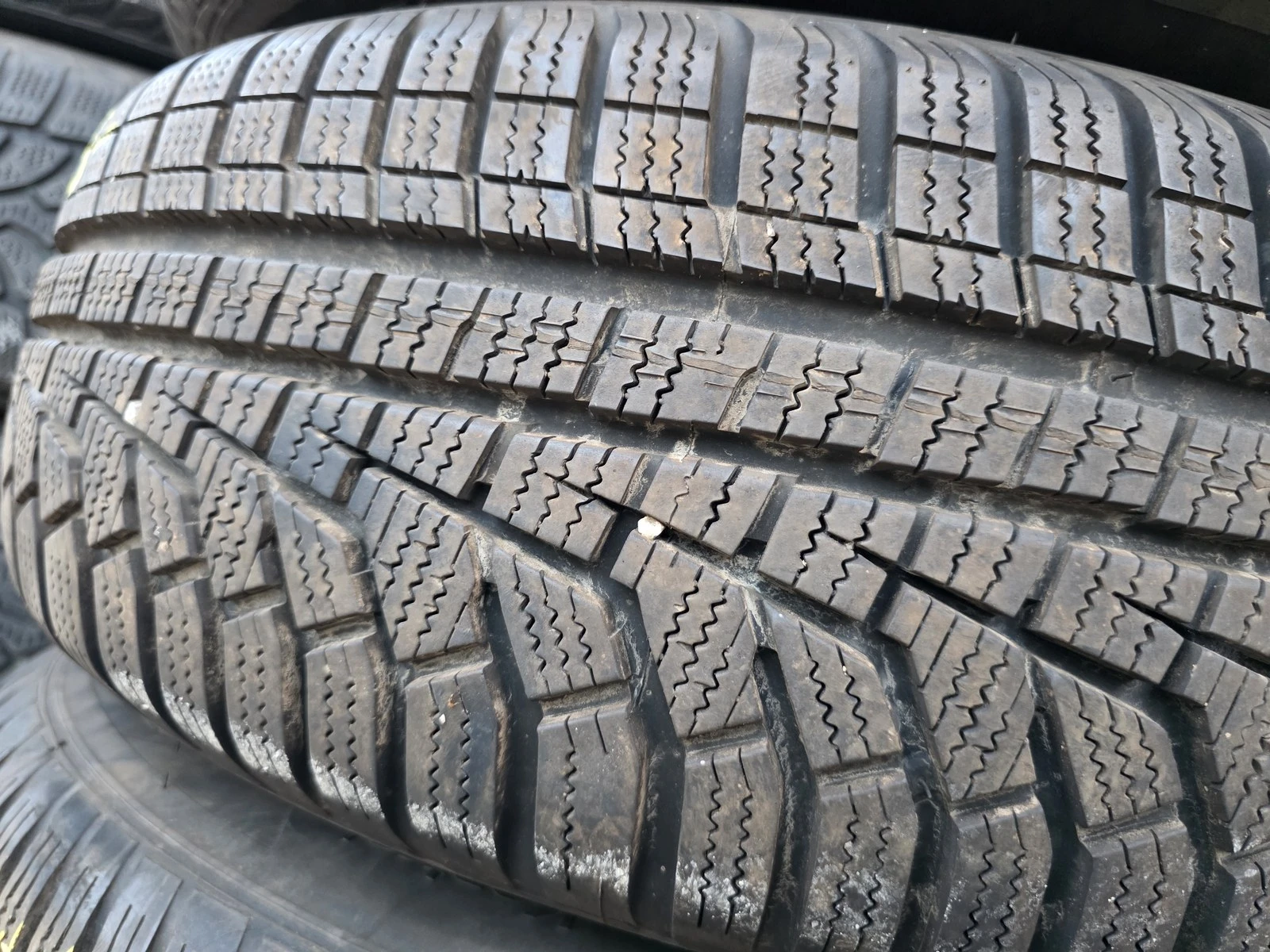 Гуми Зимни 215/70R16, снимка 2 - Гуми и джанти - 56724577