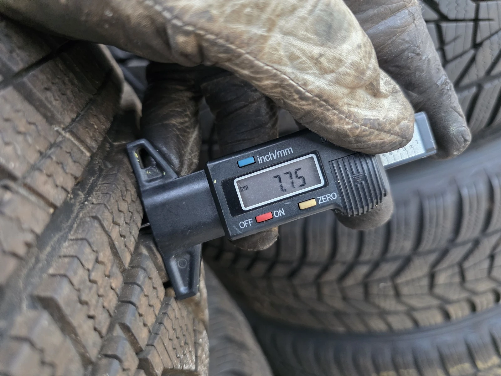 Гуми Зимни 215/70R16, снимка 6 - Гуми и джанти - 56724577