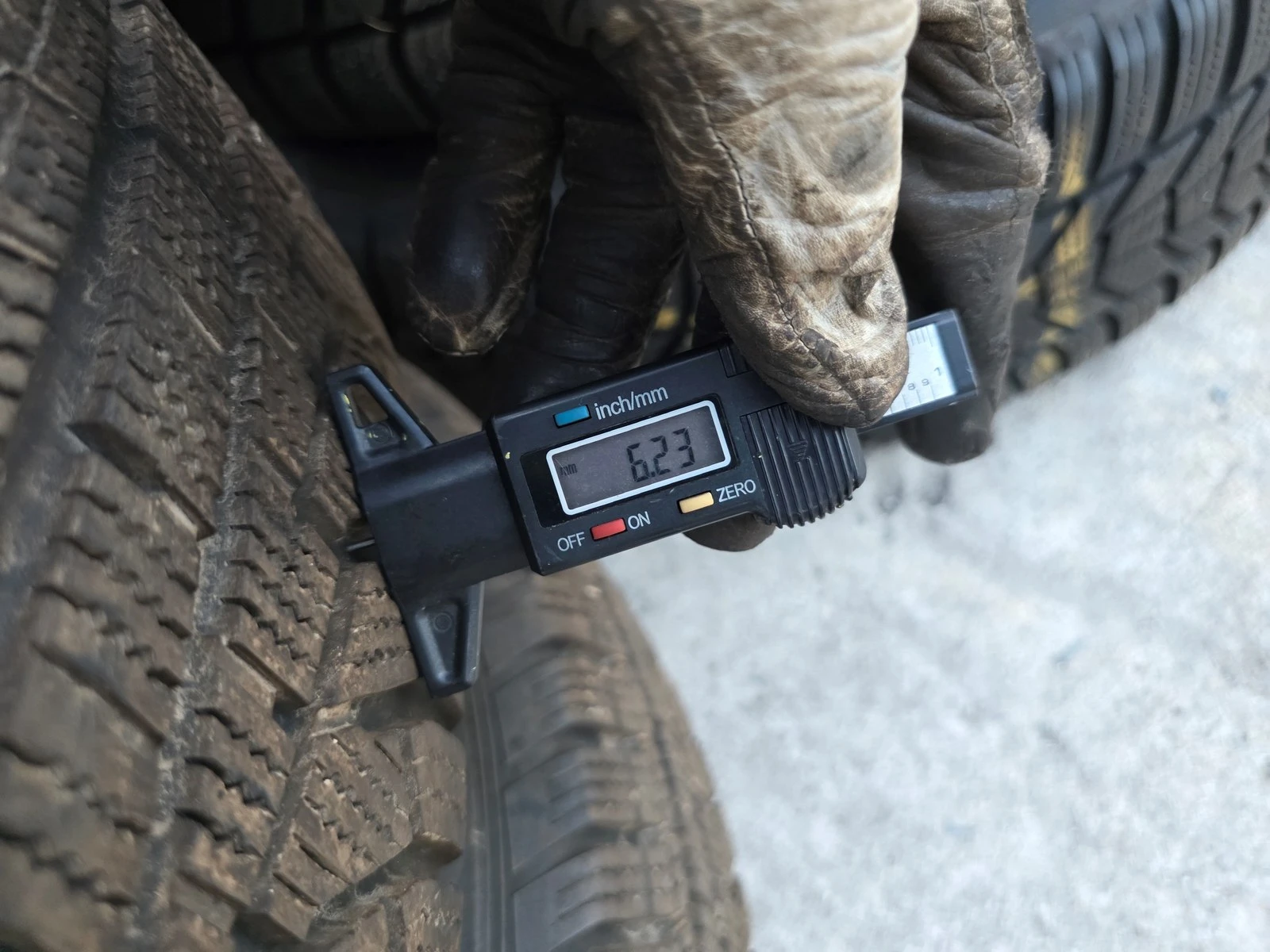 Гуми Зимни 215/70R16, снимка 7 - Гуми и джанти - 56724577