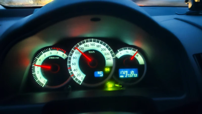 Toyota Corolla verso, снимка 16 - Автомобили и джипове - 52381185