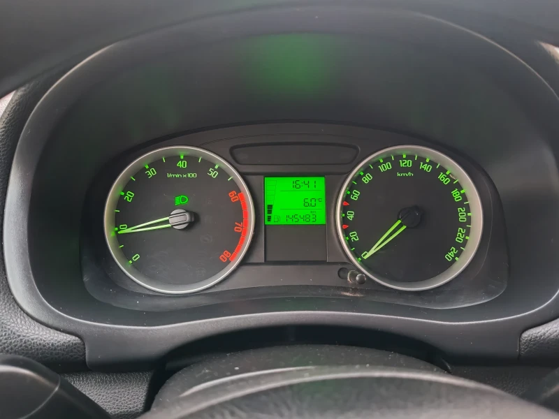 Skoda Fabia, снимка 5 - Автомобили и джипове - 52803688