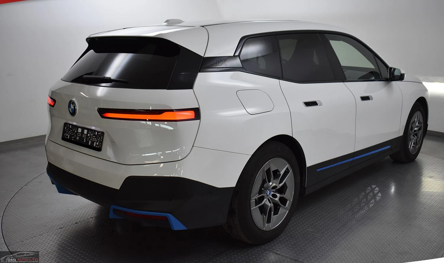 BMW iX xDRIVE40/326HP/SHADOW/VIRTU/HUD/H&K/360/ACC/251f - изображение 6