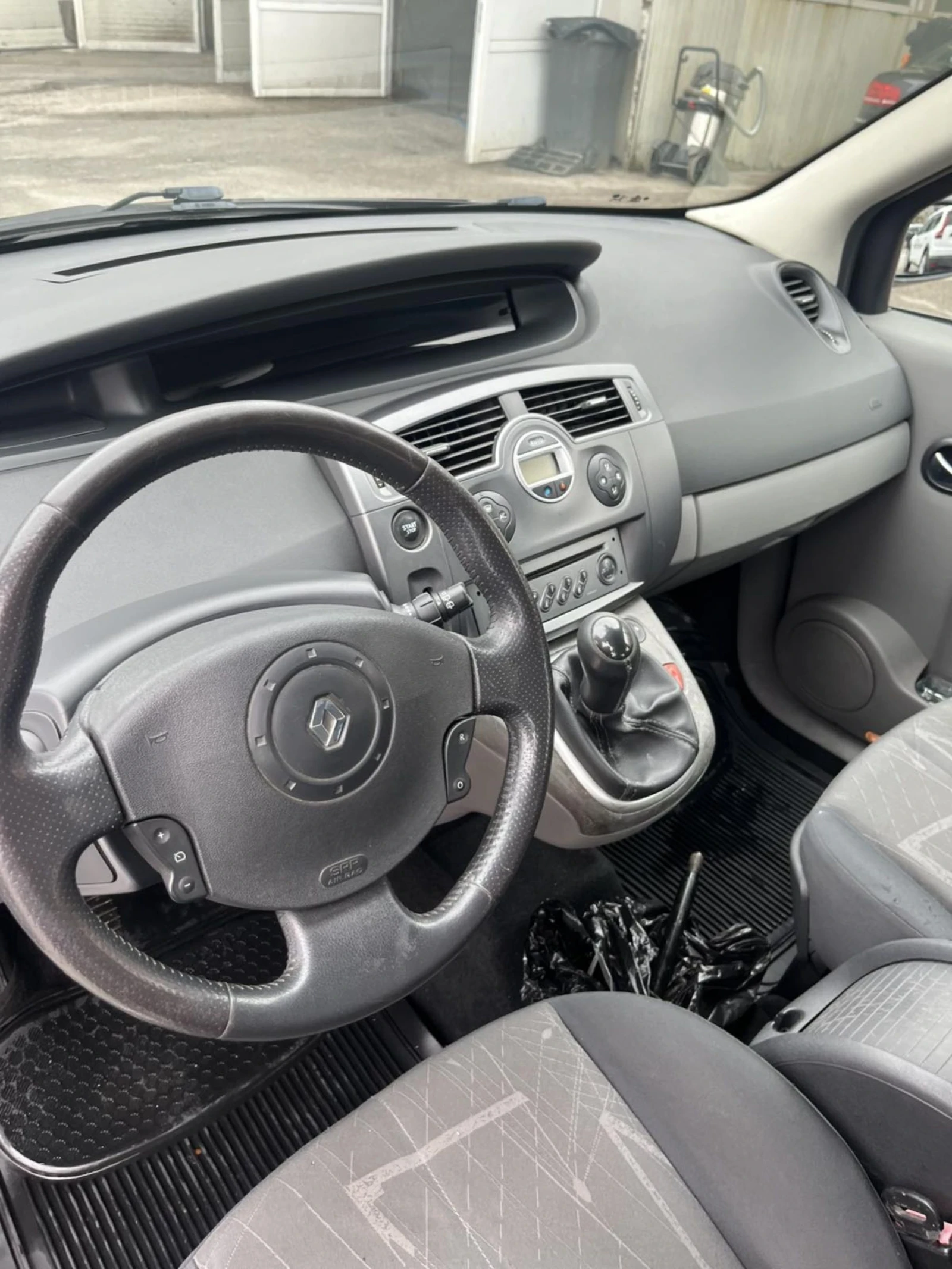 Renault Scenic 1.6i, снимка 2 - Автомобили и джипове - 54076959